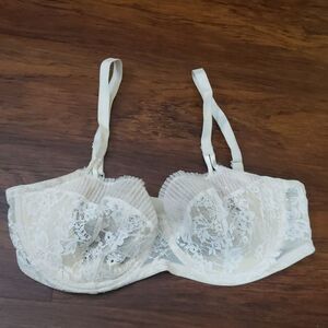 Victoria's Secret Cream Chic Floral Lace Pushup without Padding Bra Size 36DD